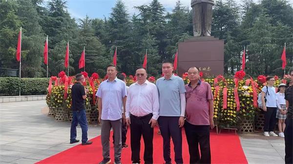 董事長周剛陪同客戶參觀湖南長沙毛主席紀念館。